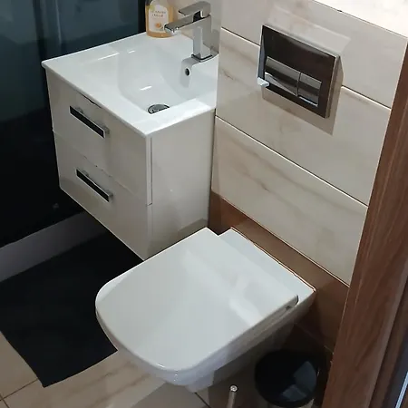 Jakość-niska Cena-cisza I Spokój-prywatny Na Klucz-5 Km Do Plaży-piwnica Na Rower-centrum Habitación en casa particular Gdynia